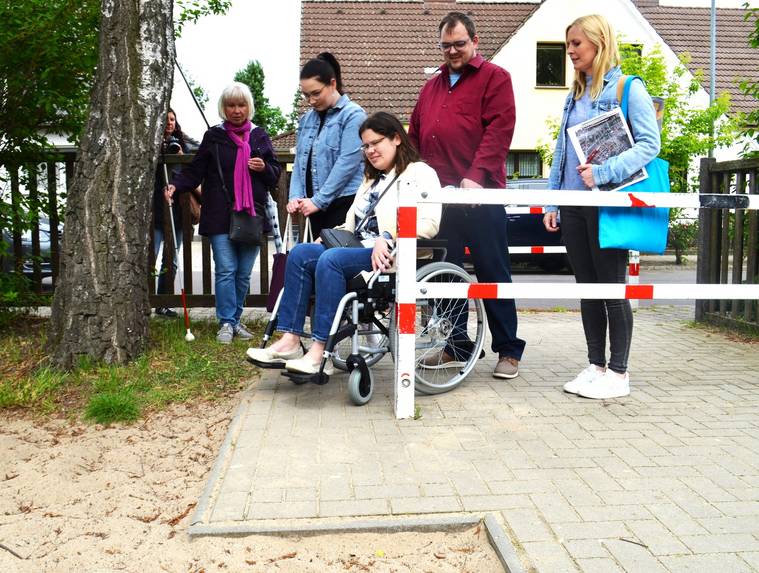 Annemarie Kock mit Christin Alberts, Johanna Michelis und Sven Gräbner testen einen Spielplatz auf Barrieren.