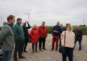 Die litauischen Gäste informieren sich über Windkraft in der Altmark