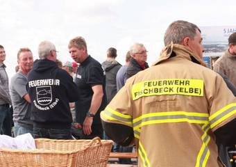 Fischbecker Feuerwehr versorgt die Gäste