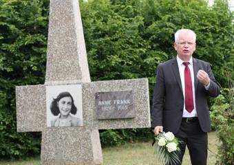 Carsten Wulfänger am Gedenkstein