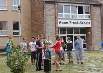 Schüler legen Rosen nieder