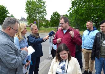 Sven Gräbner vom Kompetenzzentrum Inklusive Bildung wird von der Presse interviewt. © Jörg Glewwe