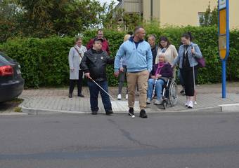 Gruppe 2 überquert eine Straße. Im Vordergrund sind Mario Drogmann und Andreas Engel zu sehen. © Jörg Glewwe