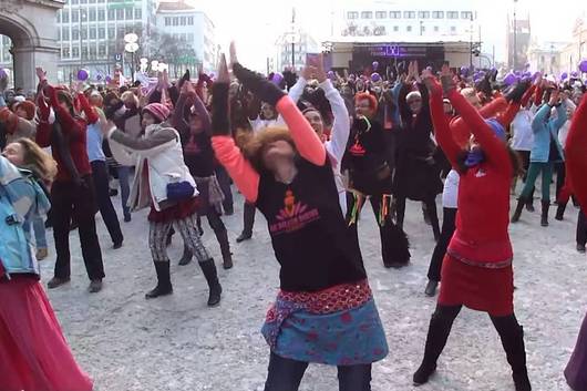 tanzende Frauen auf einem öffentlichen Platz