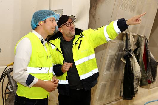 Werkleiter Stefan Gleitz (rechts) erklärt Patrick Puhlmann die Abläufe in der Produktion.