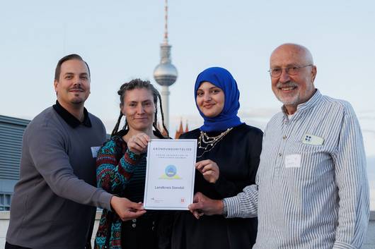 Aus der Stendaler Steuerungsgruppe des Programms „Land.Zuhause.Zukunft“ besuchten Jakob Wernike (Integrationskoordinator Landkreis Stendal, von links), Christine Zacharias (Migrationsberatung DRK), Batoul Al Khouder (Ehrenamt Integration) und Jürgen Lenski (Stendaler Migrantenverein) die Gründungsveranstaltung in Berlin.