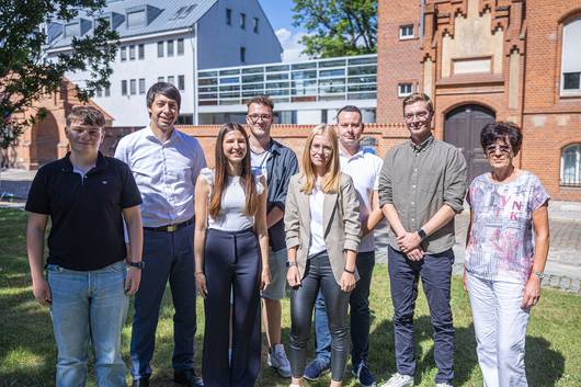 Patrick Puhlmann (Zweiter von links) und Ausbildungsbeauftragte Ines Kurze (rechts) begrüßten Adrian Schäfer (von links), Francis Speckhardt, Philip Hildebrandt, Emily Constabel und Patrick Messal sowie Frank Wengler beim Landkreis Stendal.