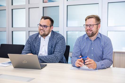 Karsten Rogowski (links) und Christian Ballerstedt führen die Beratung mit Unterstützung der Wirtschaftsförderung des Landkreises Stendal durch.